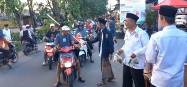 Karang Taruna Kelurahan Kenanga Bagikan Takjil, Semarakkan Bulan Suci Ramadan 1447 H