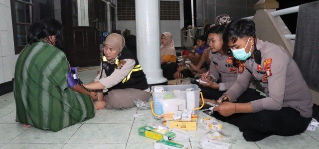 Wujud Kepedulian Polri, Baktikes Polres Metro Jakbar Bantu Warga Terdampak Banjir