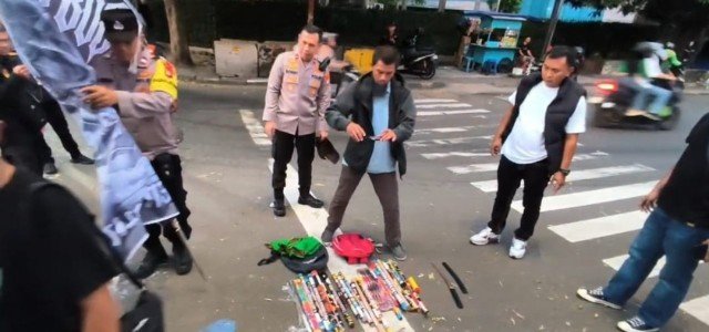 Polsek Tamansari Amankan Kembang Api dan Sajam Saat Pengamanan Takjil On The Road Kelompok Remaja