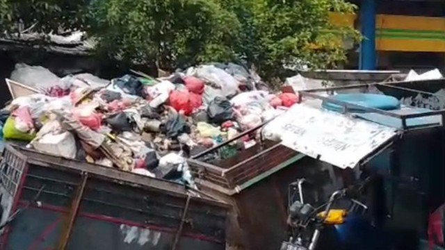 Sampah Menumpuk dI Pasar Kopro, Warga Protes: Lurah dan Sudin Kebersihan Harus Bertindak