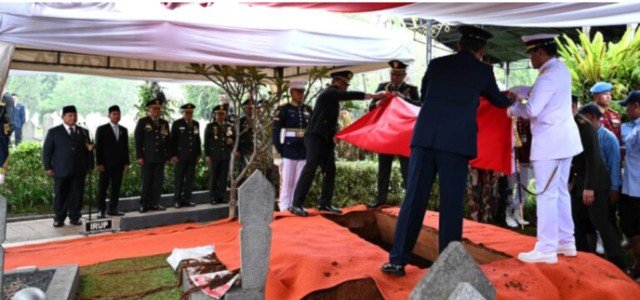 Presiden Prabowo Pimpin Upacara Pemakaman Wakil Presiden ke-6 Try Sutrisno di TMPNU Kalibata