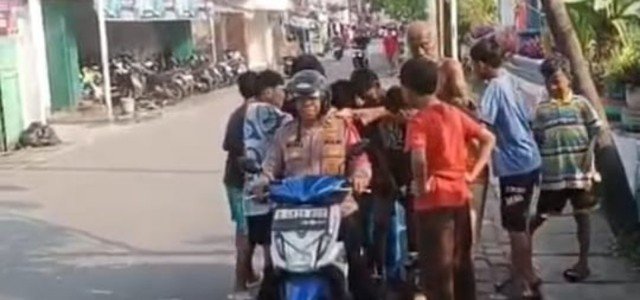 Sigap Tanggapi Laporan Warga, Polisi Evakuasi Lansia Terjatuh di Krendang dan Antarkan Pulang