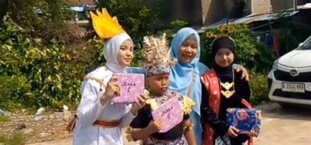 Peringati Hari Kartini, MI Al-Hamidiyah Gelar Lomba Fashion Show Baju Adat Nusantara