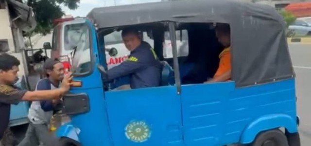 Sopir Bajaj Pingsan di Jalan Layang, Petugas Polsek Tambora Beri Pertolongan