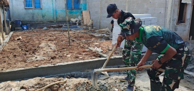 Berkeringat di Tengah Cuaca Ekstrem, Pengabdian Satgas TMMD Kodim 0621/Kab. Bogor Buat Warga Terharu