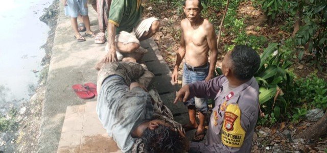 Terima Laporan Warga, Polisi Tambora Langsung Evakuasi Korban Jatuh ke Kali