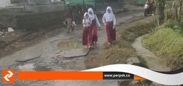 Akses Buruk! Warga Kampung Cipanengkas di Sukabumi Perbaiki Jalan Secara Mandiri
