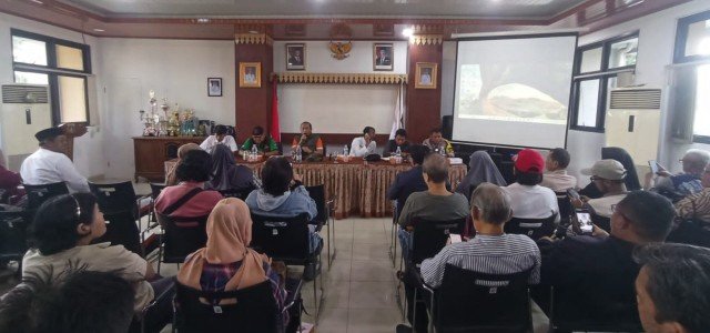 Bhabinkamtibmas Jelambar Hadiri Sosialisasi Gerakan Peduli Lingkungan di Aula Kelurahan