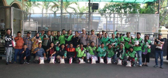 Jumat Berkah, Polsek Metro Tamansari Berbagi dengan Komunitas Ojol dan Warga