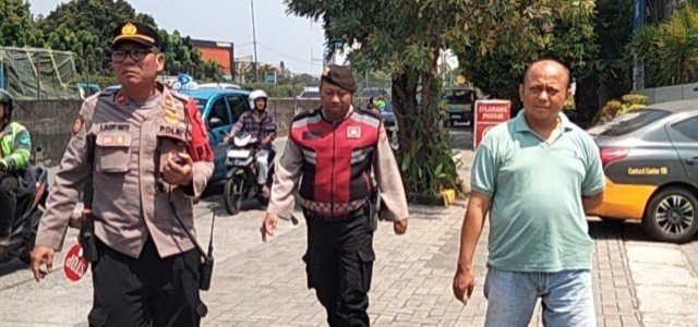 Patroli Jalan Kaki, Polsek Kebon Jeruk Hadirkan Rasa Aman