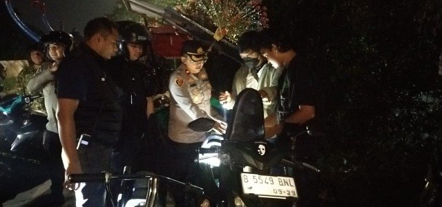 Cegah Tawuran dan Kejahatan Jalanan, Polsek Kebon Jeruk Temukan Celurit dan Sinte Saat Patroli