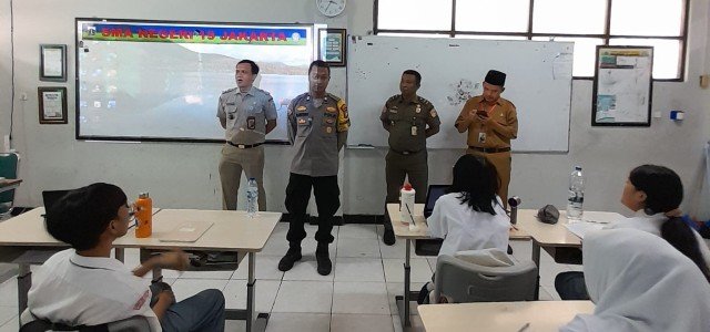Polsek Tambora Bersama 3 Pilar Berikan Edukasi Humanis kepada Pelajar SMAN 19