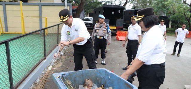 Budayakan Lingkungan Bersih, Polres Jakbar Gelar Apel Pencanangan Jaga Jakarta Bersih dan Asri secara Serentak