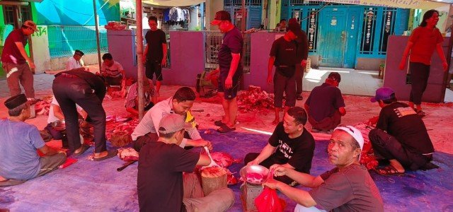 Qurban Tak Sekadar Berbagi Daging, Polisi dan Warga Wujudkan Kebersamaan di Cengkareng