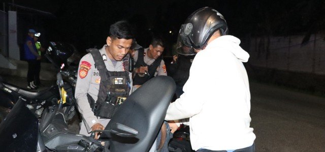 Polres Jakbar Gelar Razia dan Patroli Mobile, Polisi Amankan Sajam