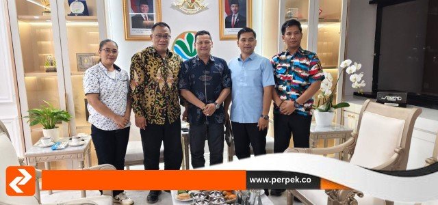 Penuh keakraban, Menteri LH Jumhur hidayat Terima Kunjungan Rekan sesama Aktivis
