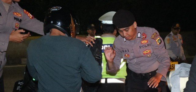 Patroli Dini Hari Polres Jakbar Amankan Empat Orang Diduga Bawa Narkoba dan Obat Keras