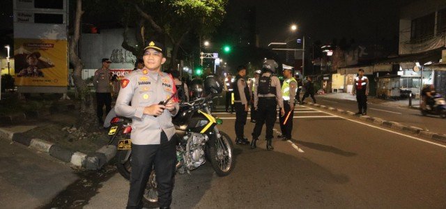 Hadir di Tengah Masyarakat Saat Dini Hari, Polisi Sisir Titik Rawan Kejahatan di Jakarta Barat