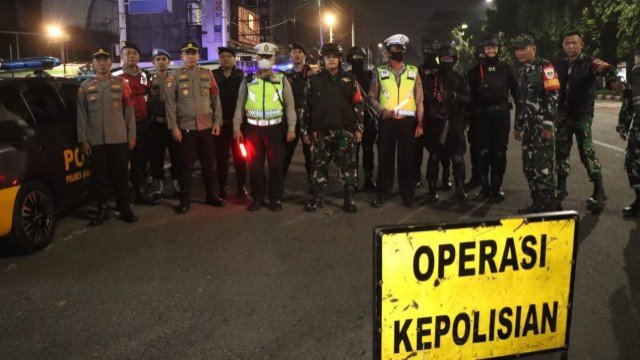 Patroli Jumat Dini Hari Polres Jakbar Jaga Keamanan Warga, Situasi Wilayah Tetap Kondusif