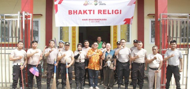 Jelang Hari Bhayangkara ke-80, Polisi dan Masyarakat Gotong Royong Bersihkan Tempat Ibadah di Jakarta Barat