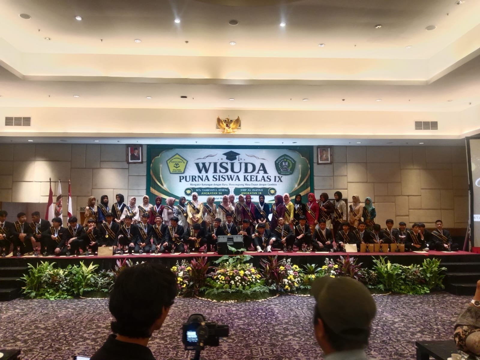 Wisuda Purna Siswa SMP Al Inayah dan MTs Tarbiatul Athfal Berlangsung Meriah, Noza Afrivian Raih Predikat Siswa Terbaik