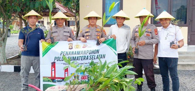 Hijaukan Bumi: Kapolsek Madang Suku II dan Personil Laksanakan Penanaman Pohon