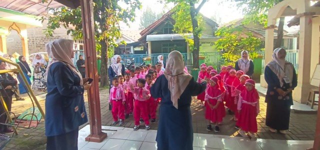 Tangis, Tawa dan Pelukan Ibu Warnai Hari Pertama Masuk TK At Taqwa Gondrong