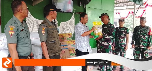 Warga RW 012 Semanan Serahkan Donasi untuk Korban Bencana NTT ke TNI