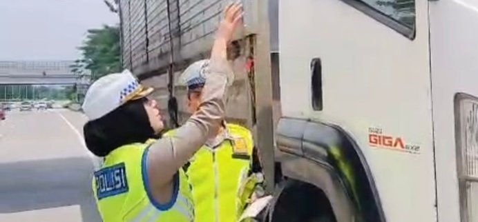 Cegah Kecelakaan, PJR BSD Tindak Tegas Parkir Sembarangan di Bahu Tol