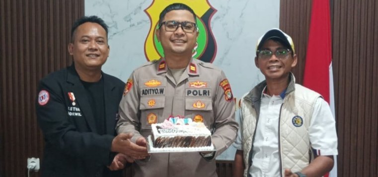Kejutan Manis FWJI Tangkot di Hari Ulang Tahun Kapolsek Pinang
