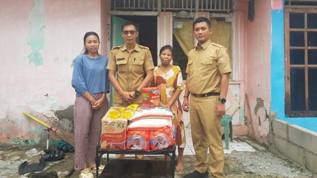 Camat Solear Serahkan Bantuan Sembako, Apresiasi Gotong Royong Warga Perbaiki Rumah Mirah