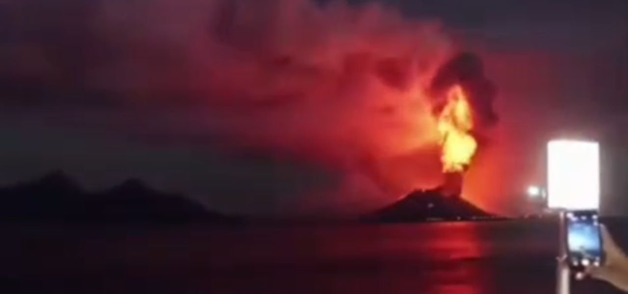 BMKG: Abu Vulkanik Anak Krakatau Tersebar hingga Jakarta, Sejumlah Bandara Ditutup Sementara