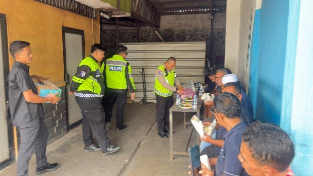 Wujud Kedekatan Polantas, Induk PJR BSD Gelar Jumat Berkah Makan Bersama Sopir